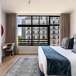 Urban Palette - Modern & Artistic Green Point Apt