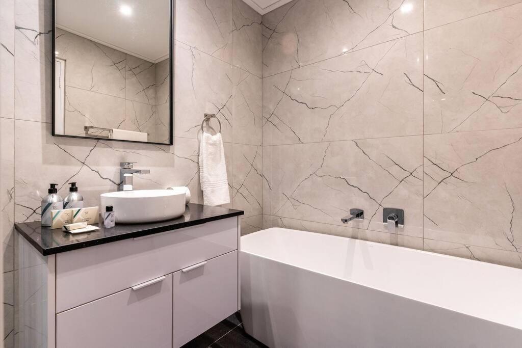 Apartment Urban Palette - Modern & Artistic Point *