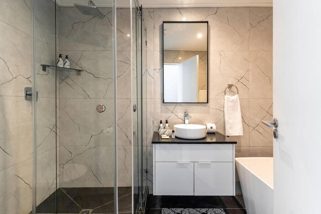 Apartment Urban Palette - Modern & Artistic Point